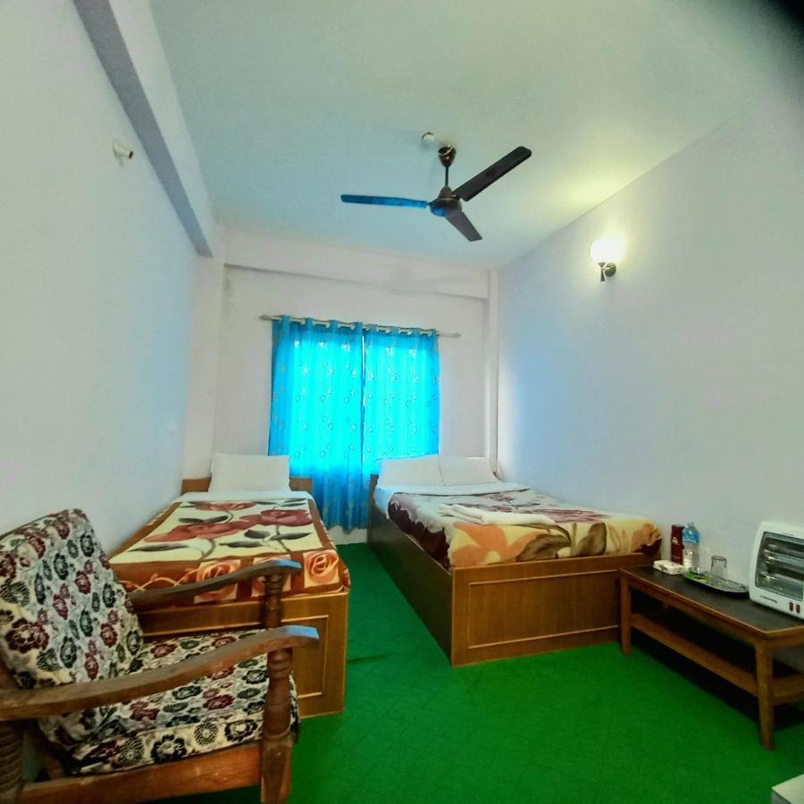 פוקהרה Hotel Aarjan And Restaurant מראה חיצוני תמונה