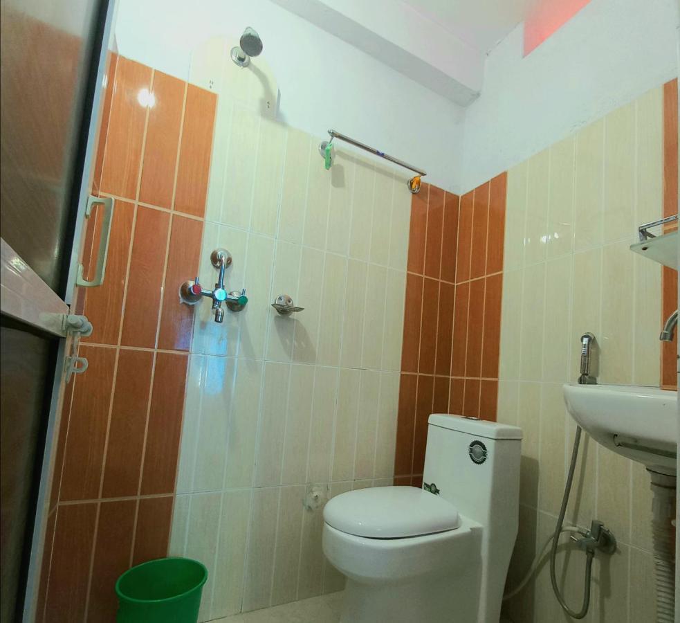 פוקהרה Hotel Aarjan And Restaurant מראה חיצוני תמונה